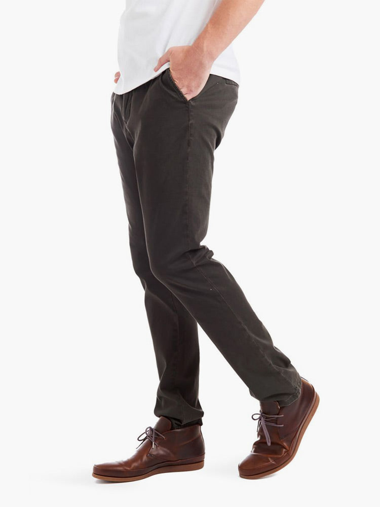 https://cdn.shopify.com/s/files/1/0578/7385/8748/files/chino_darkgrey-3_2_2_2b6b281d-f55a-42cd-a416-b3802aed8673.jpg?v=1704220984