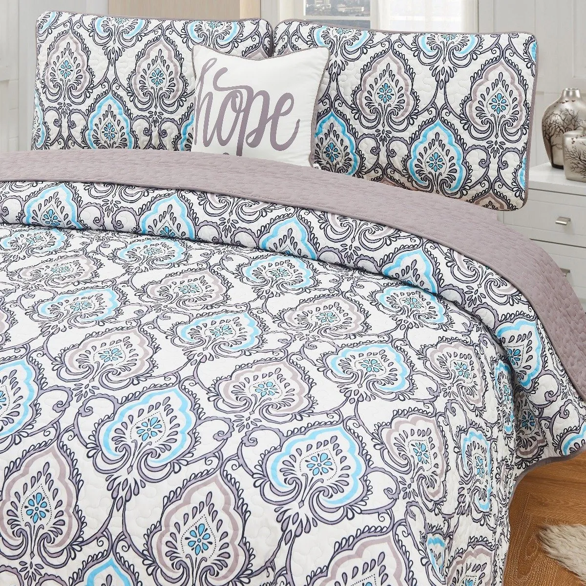 4-Piece Set: Printed Pattern Quilt Set