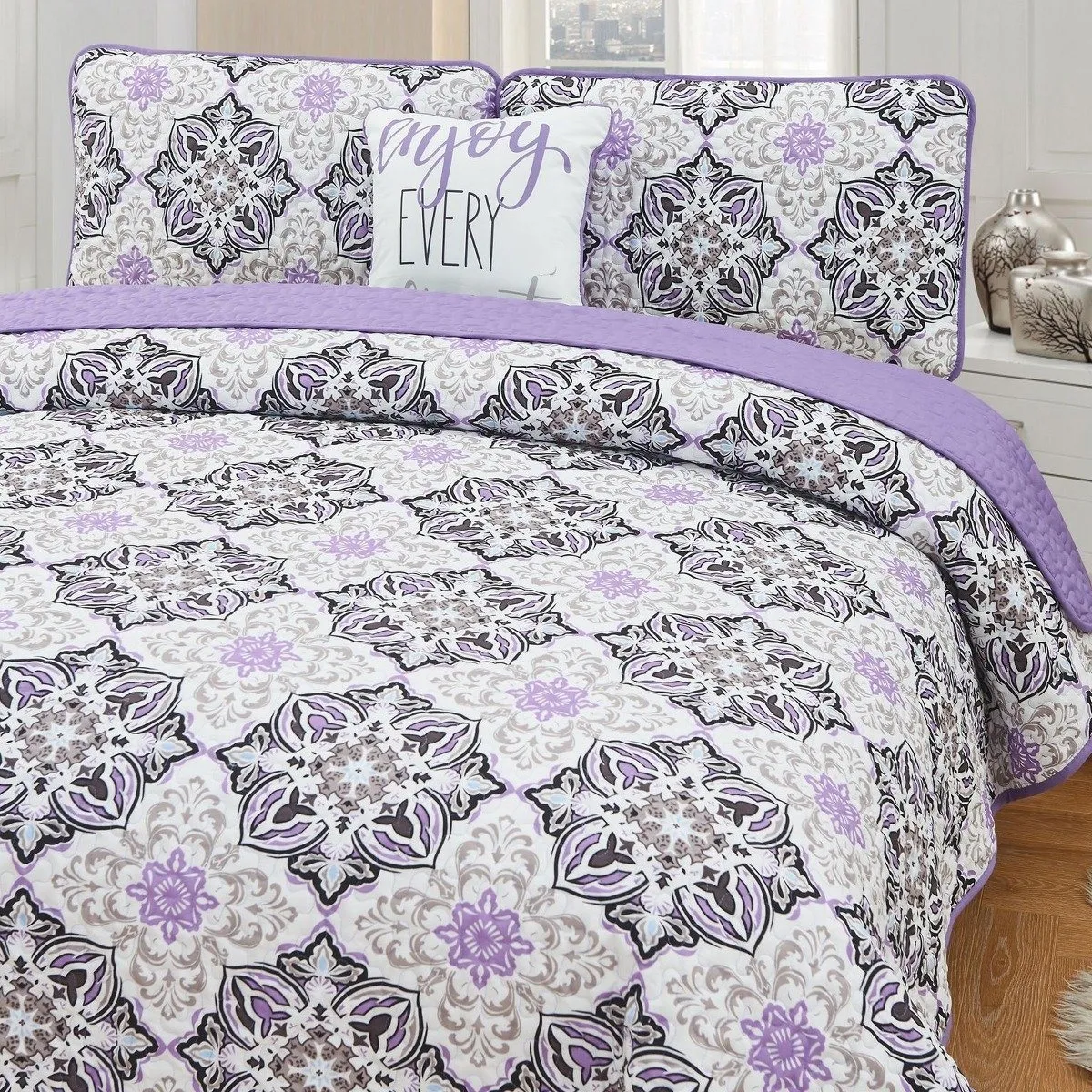 4-Piece Set: Printed Pattern Quilt Set