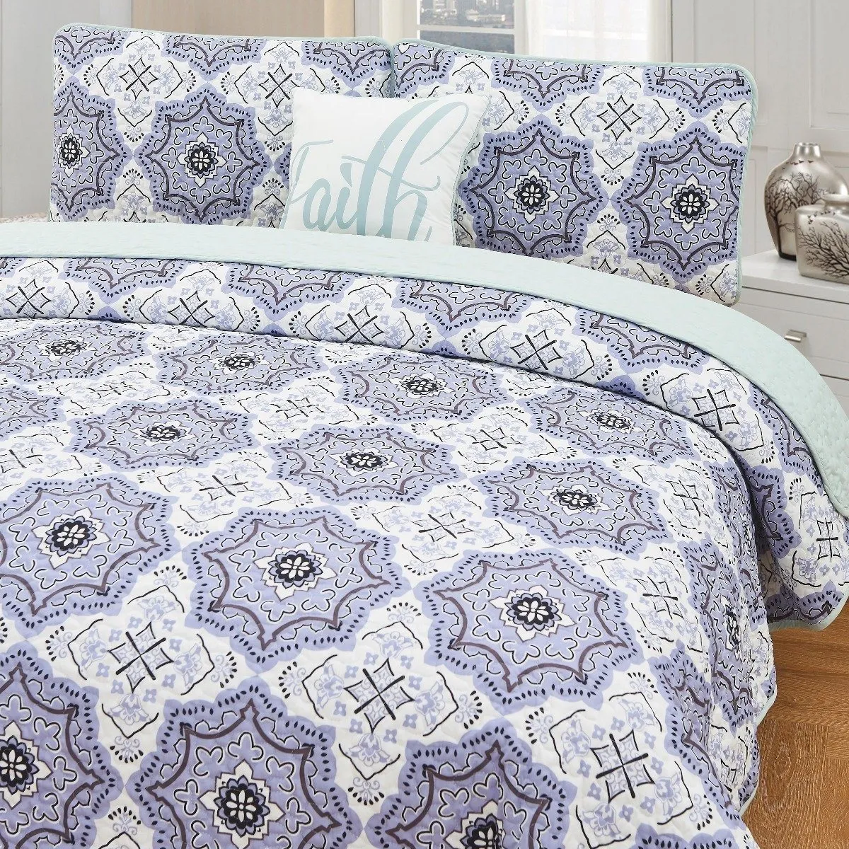 4-Piece Set: Printed Pattern Quilt Set