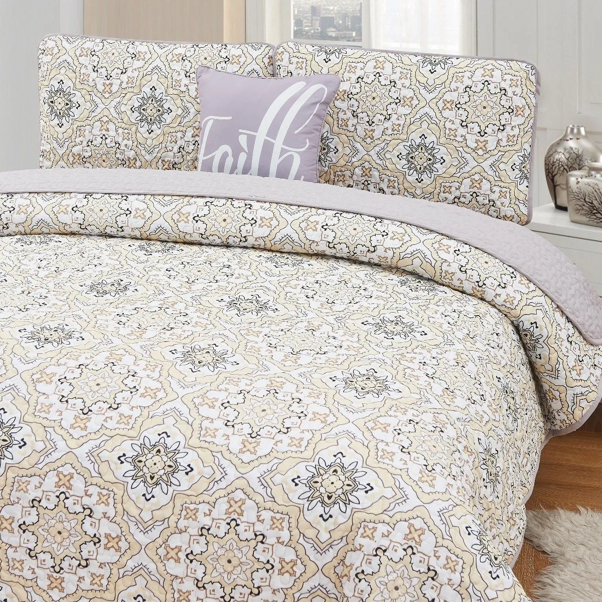 4-Piece Set: Printed Pattern Quilt Set