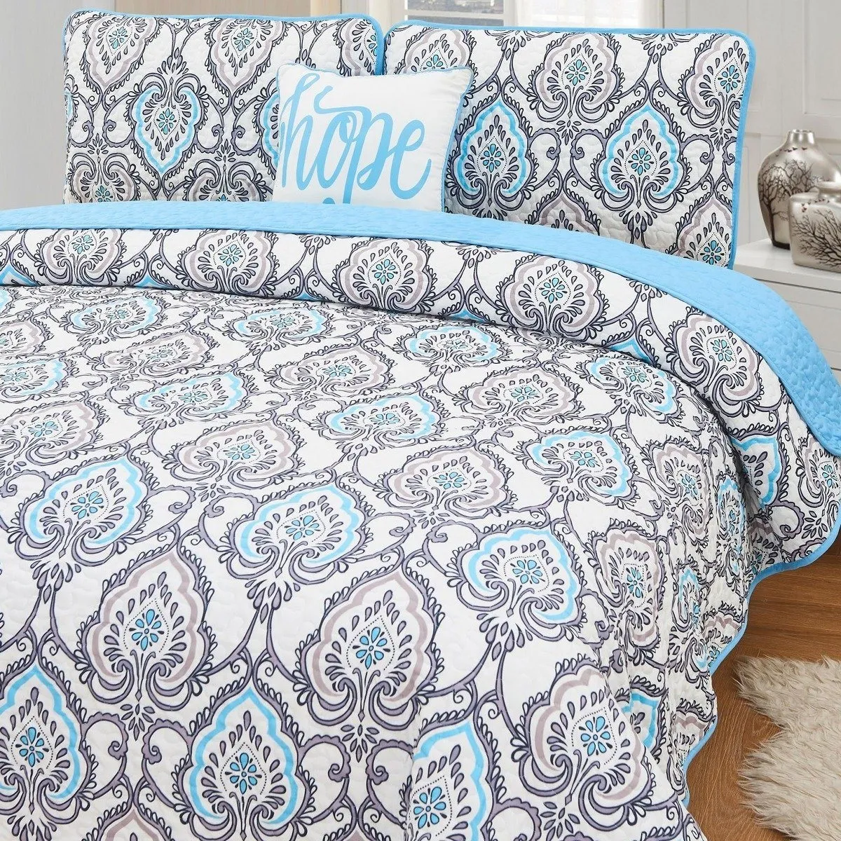 4-Piece Set: Printed Pattern Quilt Set