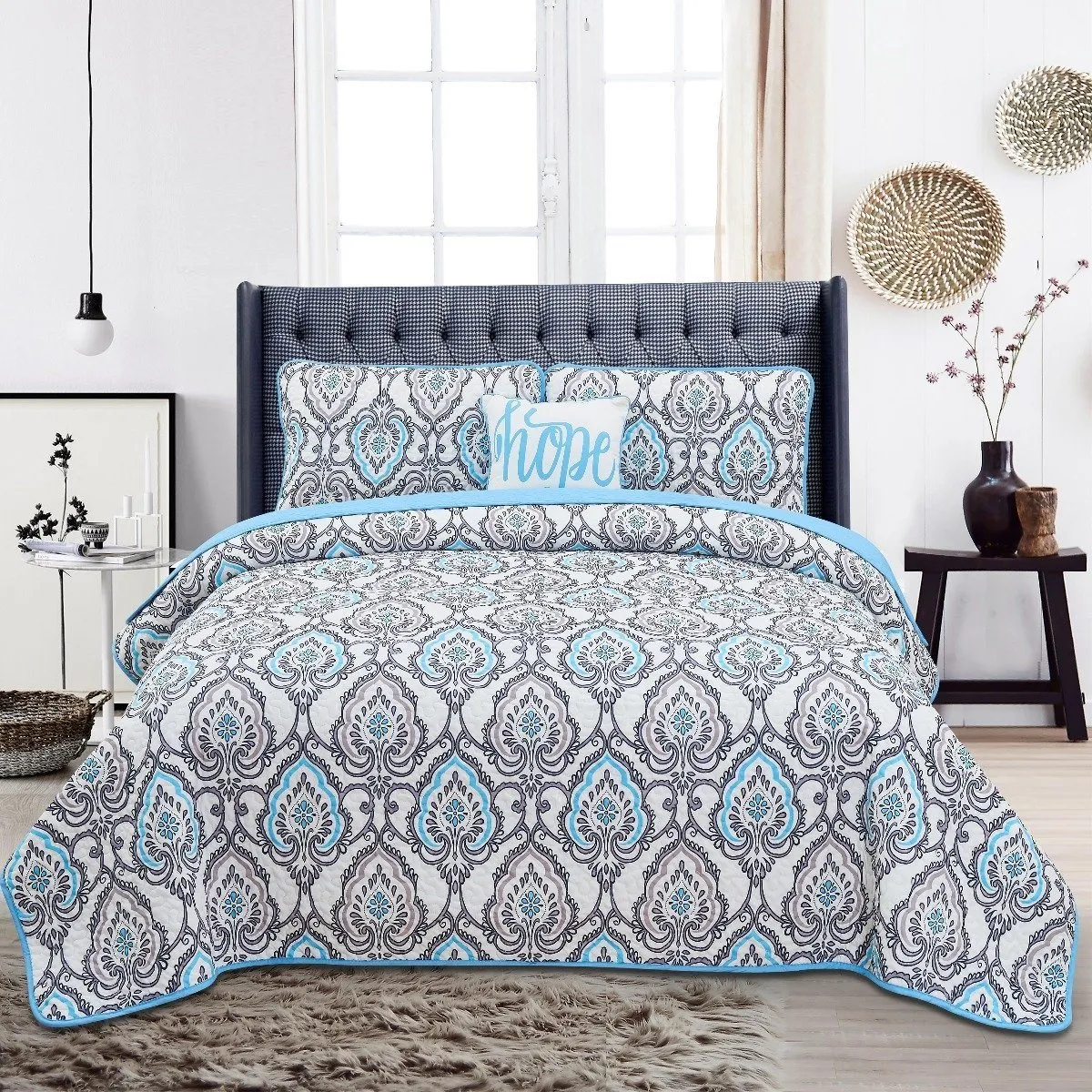 4-Piece Set: Printed Pattern Quilt Set